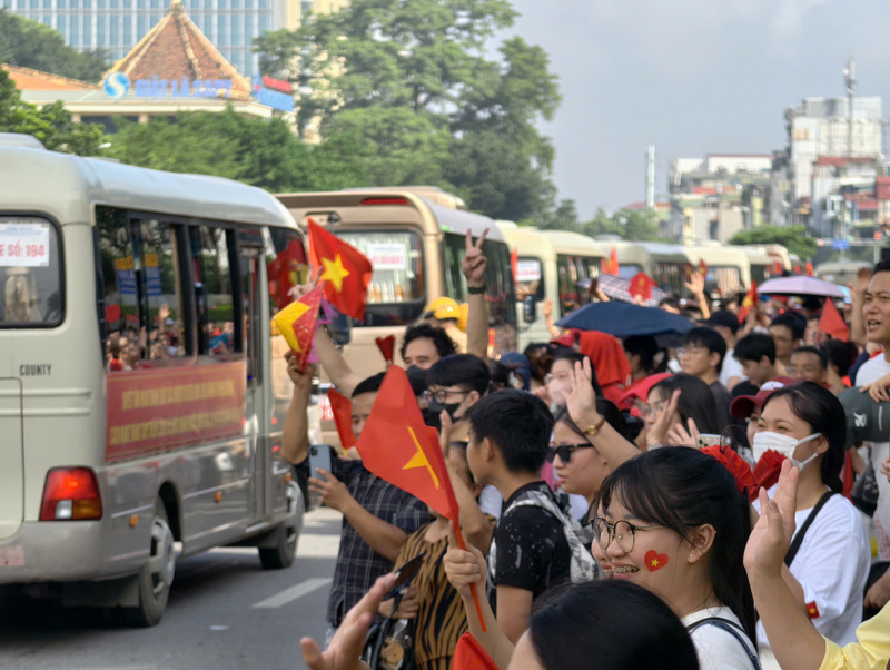 Người dân đứng kín bên đường Trần Khánh Dư nhìn theo hình ảnh các khối diễu binh đang khuất dần.