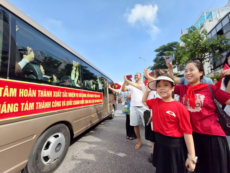 Tình cảm quân – dân được thể hiện qua từng nụ cười, ánh mắt và cử chỉ