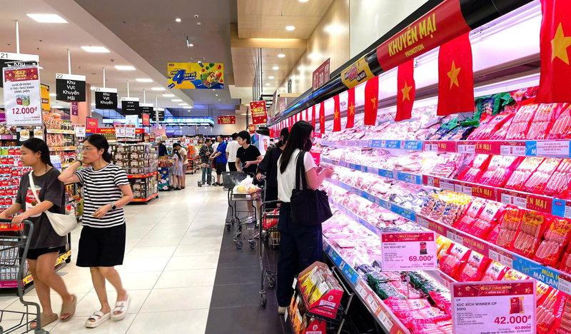 Người dân Hà Nội mua sắm tại siêu thị AEON. Ảnh: Thanh Hiền