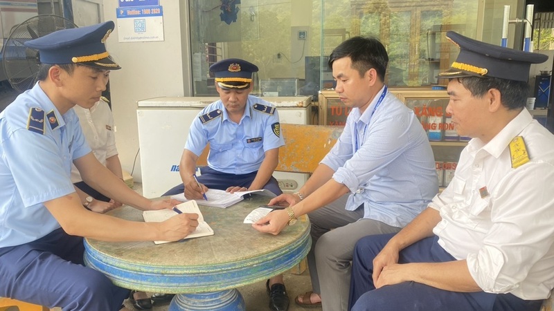 Lực lượng QLTT Thanh Hóa phối hợp với cơ quan chức năng kiểm tra các cơ sở kinh doanh xăng dầu. Ảnh: QLTT Thanh Hóa