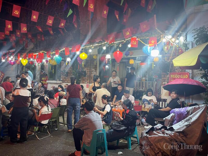 Dù đã khuya, phố phường Hà Nội vẫn sáng rực ánh đèn và chật kín người dân. Ảnh: Minh Hằng
