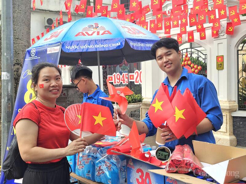 Chị Nguyễn Thị Lan (Hải Phòng) bày tỏ niềm vui khi nhận được các phần quà từ tình nguyện viên. Ảnh: Linh Phạm