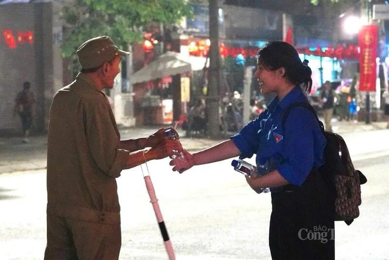 Bạn Bùi Quỳnh Trang, Đoàn viên Báo Công Thương gửi tặng lực lượng chức năng đang thực hiện nhiệm vụ những chai nước tiếp sức.