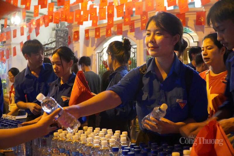 Ngay từ sáng sớm, đoàn viên Báo Công Thương đã có mặt, cùng các đơn vị đồng hành trao tận tay người dân những phần quà tiếp sức.