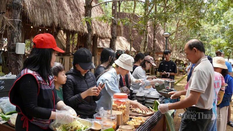 Thưởng thức ẩm thực tại chợ phiên Măng Đen