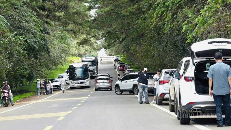 Từ ngày 1/9, hàng nghìn người đổ về Măng Đen để trải nghiệm thời tiết dễ chịu ở nơi đây