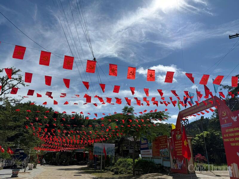 Con đường được phủ đầy cờ hoa