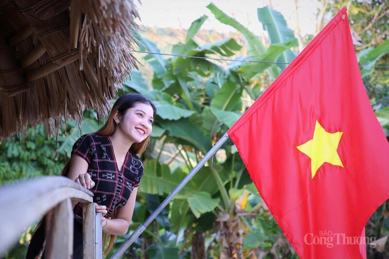 Thiếu nữ Cơ Tu bên lá cờ Tổ quốc