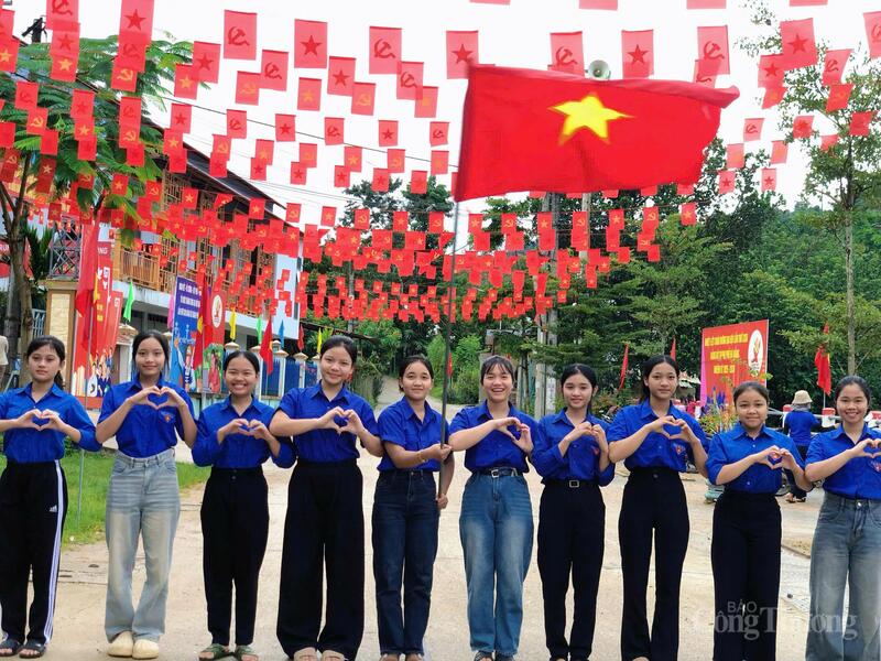 Các đoàn viên, thanh niên xã La Dêê tươi tắn trong ngày Tết Độc lập