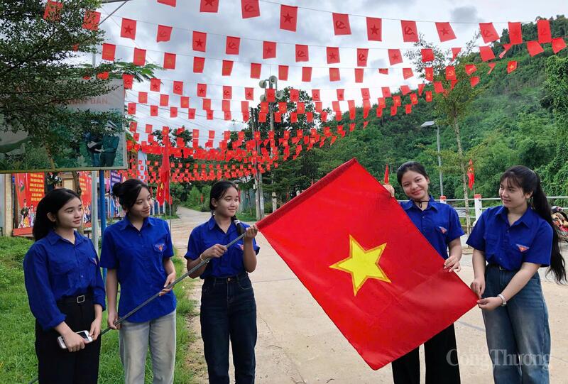 Lực lượng đoàn viên, thanh niên xã La Dêê cùng chung tay trang trí con đường Tổ quốc