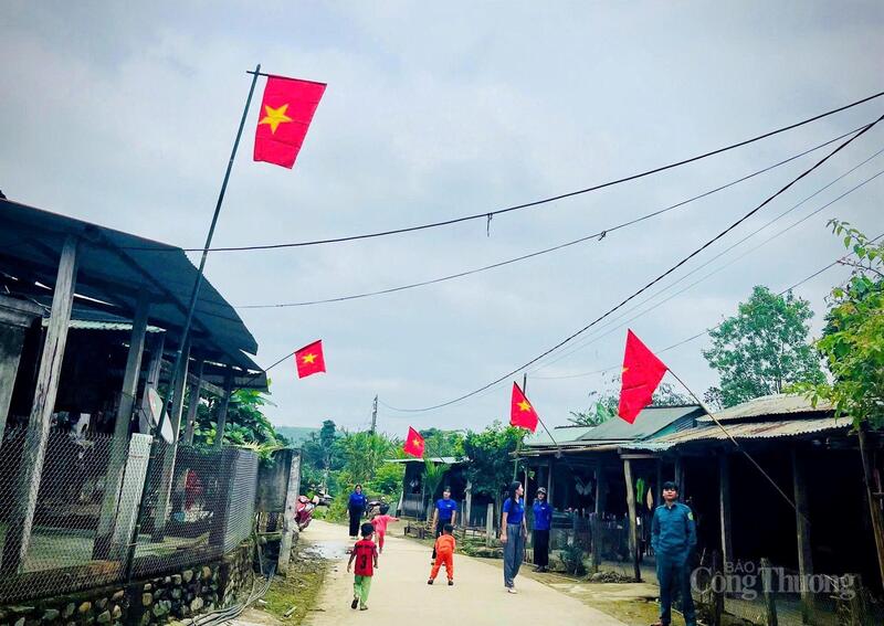 Cờ Tổ quốc tung bay phấp phới dọc các con đường trên mọi buôn làng
