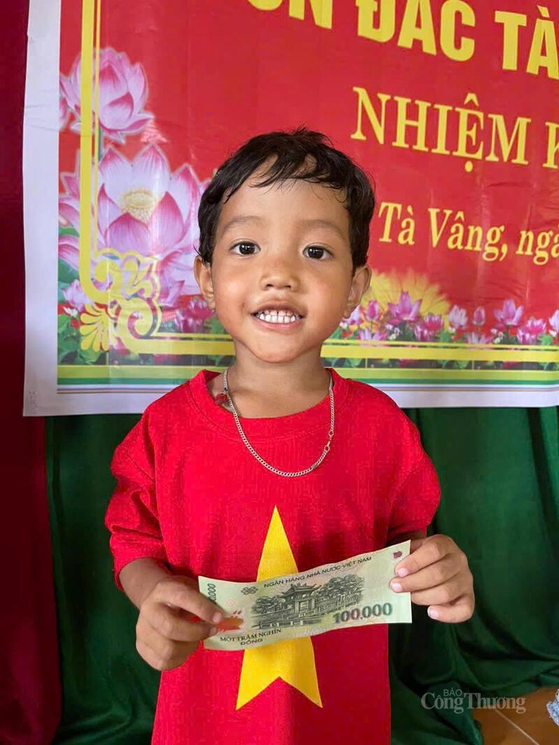 Em bé Cơ Tu nhận quà dịp 80 năm Quốc khánh 2/9
