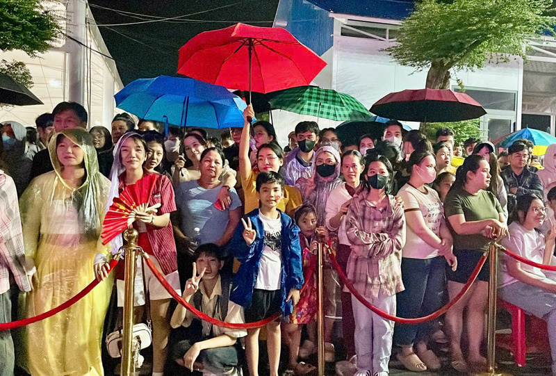 Người dân phấn khởi, hân hoan ngắm pháo hoa rực sáng giữa bầu trời Cần Thơ
