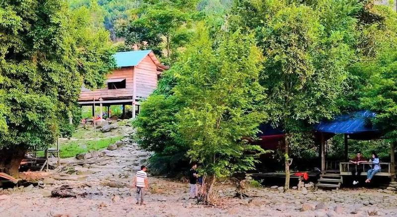 Nhiều điểm du lịch tại các suối, thác được đầu tư, thu hút du khách. Ảnh: Nguyễn Tuấn