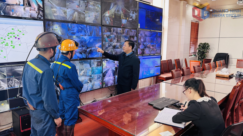 Nhiều hệ thống quản lý, điều hành, giám sát hiện đại đã được Công ty Than Thống Nhất đầu tư để hỗ trợ hoạt động khai thác mỏ năng suất hơn, an toàn hơn. Ảnh: Hoàng Yến
