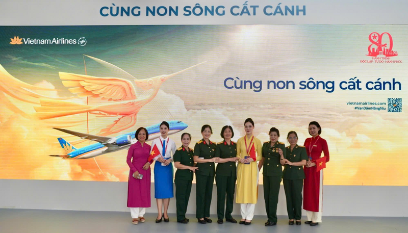 Khu Cổng chào và màn hình LED là điểm khởi đầu của hành trình trải nghiệm. Cổng chào được thiết kế như đôi cánh chim vươn rộng, tượng trưng cho khát vọng bay cao của dân tộc. Phía trước là màn hình LED diện tích 40m², liên tục trình chiếu những thước phim tư liệu về lịch sử ngành hàng không Việt Nam xen kẽ các thước phim quảng bá hình ảnh đất nước, Vietnam Airlines và các hãng hàng không khác. Đây chính là bước “khởi nguồn năng lượng”, mở ra hành trình cảm xúc xuyên suốt trong toàn bộ không gian trưng bày.