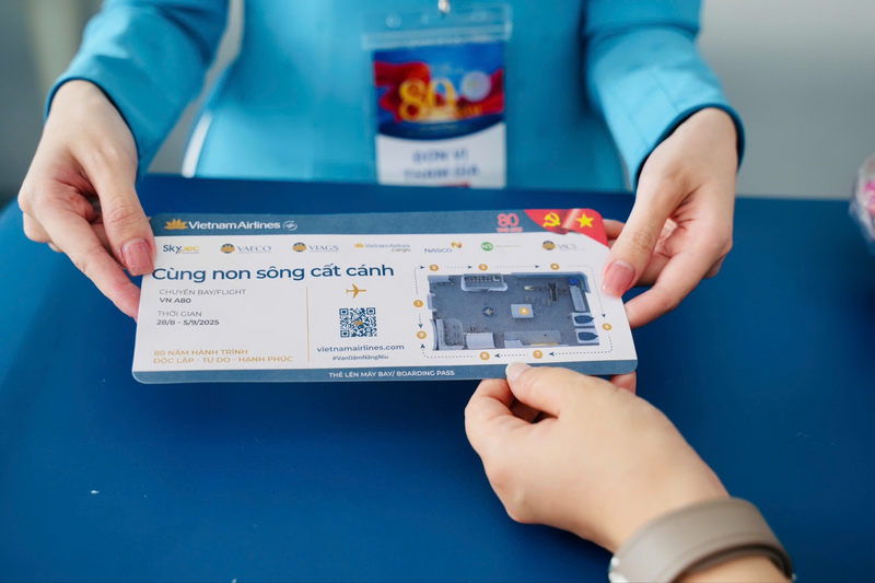 Khu Check-in là nơi tái hiện dịch vụ làm thủ tục hàng không. Khách tham quan sẽ nhận thẻ lên máy bay, trải nghiệm quy trình hiện đại và tìm hiểu về chương trình khách hàng thân thiết Lotusmiles. Đây là điểm chạm đầu tiên, thể hiện sự thân thiện và chuyên nghiệp của Vietnam Airlines.