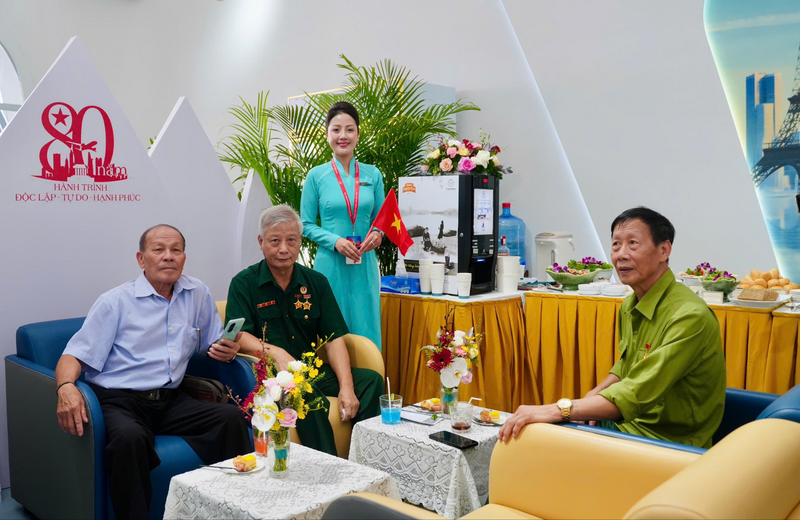 Khu Phòng khách Bông Sen tái hiện dịch vụ phòng chờ hạng Thương gia sang trọng với thực đơn phong phú, chăm sóc chu đáo và tiện nghi hiện đại. Hiện nay, Vietnam Airlines phục vụ hành khách tại gần 800 Phòng khách Bông Sen, Phòng chờ hạng Thương gia tại Việt Nam và trên toàn cầu, khẳng định chất lượng dịch vụ chuẩn quốc tế. Đây là nơi lý tưởng để nghỉ ngơi, thư giãn trước mỗi chuyến bay, đồng thời cảm nhận rõ nét phong cách phục vụ đẳng cấp mà Vietnam Airlines tự hào mang lại. Đặc biệt, trong khuôn khổ triển lãm, khách tham quan còn được trực tiếp bước vào và tận hưởng không gian Phòng khách Bông Sen ngay tại sự kiện.