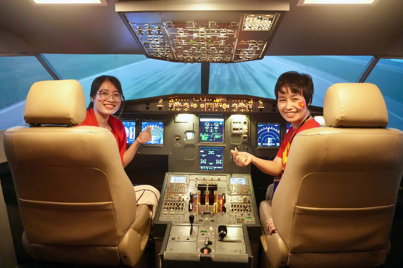 Đây là buồng lái mô phỏng Airbus A320/321 đầu tiên tại miền Bắc, giúp khách tham quan có cơ hội thử cảm giác cất cánh, hạ cánh như một phi công. Đây cũng là minh chứng cho việc ứng dụng công nghệ hiện đại trong đào tạo nhân lực hàng không. Hiện nay, Trung tâm huấn luyện bay của Vietnam Airlines ở TP.HCM đang khai thác hệ thống buồng lái mô phỏng cho nhiều chủng loại tàu bay hiện đại như Airbus A320, A321, A350 và Boeing 787. Các thiết bị này phục vụ công tác huấn luyện và đào tạo phi công theo chuẩn quốc tế, góp phần xây dựng đội ngũ nhân lực chất lượng cao cho ngành hàng không Việt Nam.