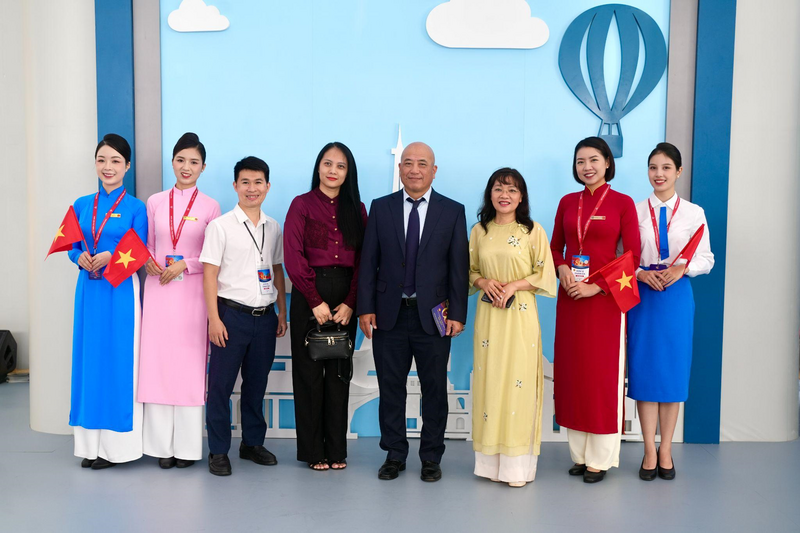 Tiếp viên Vietnam Airlines tái hiện trang phục qua các thời kỳ, từ ngày đầu tiên cất cánh cho đến vị thế vững vàng trên bản đồ hàng không thế giới hiện tại.