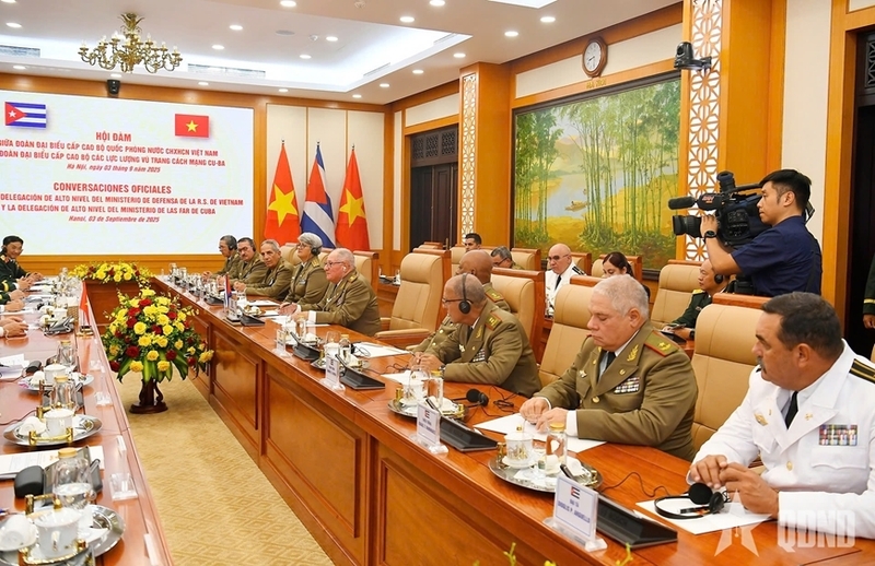 Thượng tướng Álvaro López Miera và các thành viên đoàn Cuba tại hội đàm. Ảnh: QĐND