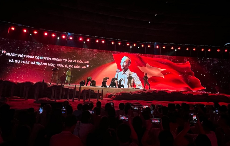 Phân khu sân khấu thực, màn hình LED diện tích lớn cùng âm thanh vòm tái hiện một phần những trận đánh, chiến dịch lớn mang đến cảm giác ấn tượng cho người xem