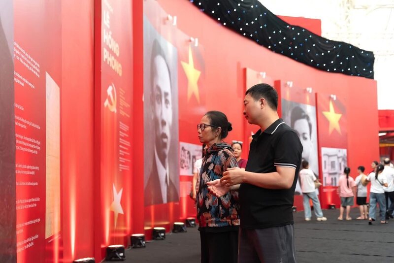 Triển lãm cũng khắc hoạ những hình ảnh, cuộc đời và sự nghiệp của các Tổng Bí thư Đảng Cộng sản Việt Nam qua các thời kỳ, những người đã góp phần quan trọng vào việc xây dựng và phát triển đất nước.