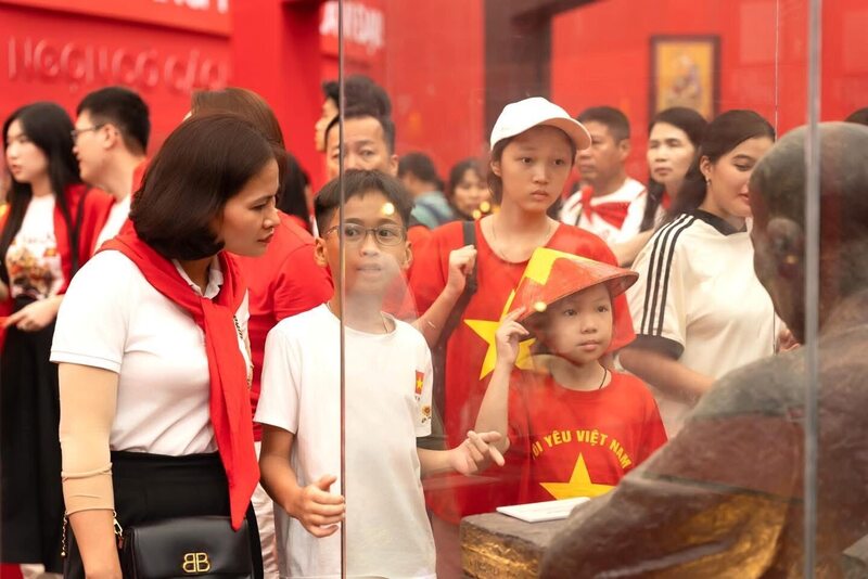 Các nội dung trưng bày tại triển lãm khẳng định vai trò lãnh đạo của Đảng, sự quản lý, điều hành của Nhà nước, sự đồng lòng, sáng tạo và nỗ lực của toàn dân tộc đã tạo nên những thành tựu rực rỡ trong công cuộc xây dựng và phát triển đất nước.