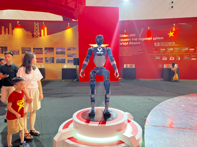 Robot vẫy chào, chào cờ, cung cấp thông tin các sự kiện và giai đoạn lịch sử khi du khách đưa ra yêu cầu.