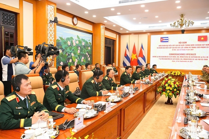 Đại tướng Phan Văn Giang và các thành viên đoàn Việt Nam tại hội đàm. Ảnh: QĐND