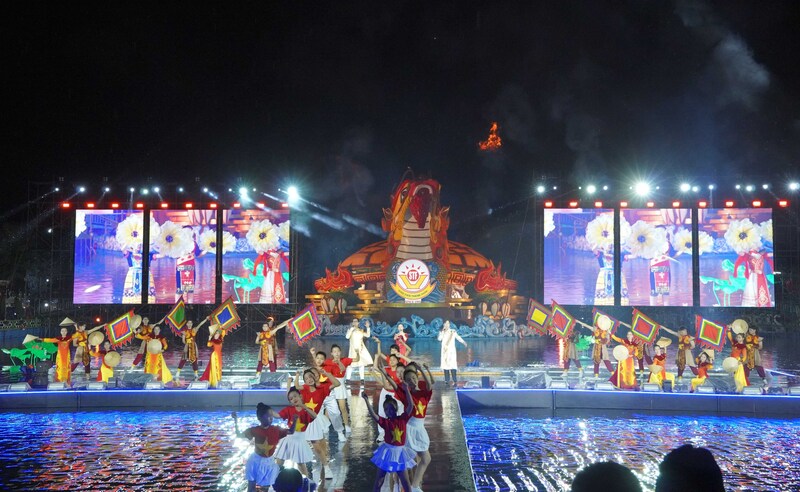 Nhiều chương trình nghệ thuật đặc sắc dịp lễ Quốc khánh 2/9 tại các điểm tham quan, khu vui chơi, giải trí thu hút người dân và du khách. Ảnh: Minh Khuê