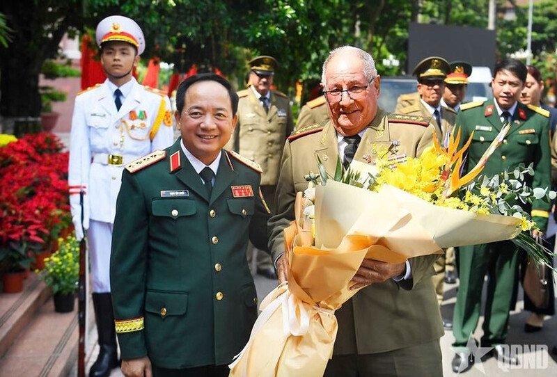 Đại tướng Trịnh Văn Quyết đón Thượng tướng Álvaro López Miera. Ảnh: QĐND