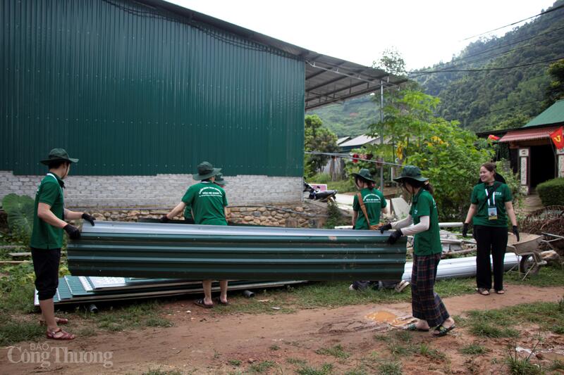 Ngàn cây số không ngăn nổi trái tim tình nguyện của tuổi trẻ Việt khi sinh viên từ Nga trở về Nghệ An, sẻ chia khó khăn cùng bà con vùng cao sau thiên tai. Ảnh: TT