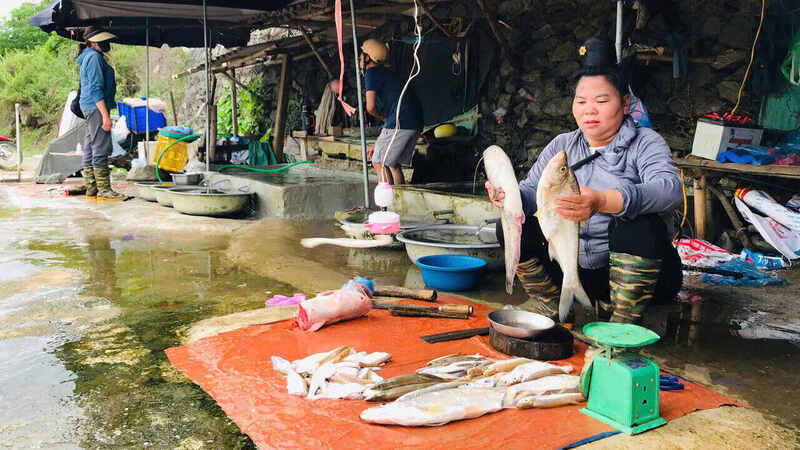 Người dân bán cá tươi đánh bắt từ lòng hồ thủy điện. Ảnh: Trường Sơn