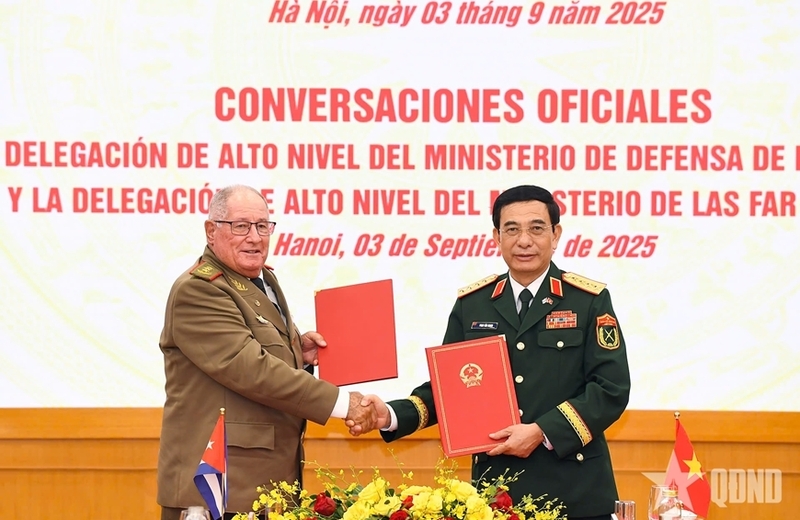 Đại tướng Phan Văn Giang và Thượng tướng Álvaro López Miera ký Kế hoạch hợp tác quốc phòng 3 năm giai đoạn 2026 - 2028 giữa Bộ Quốc phòng Việt Nam và Bộ các Lực lượng vũ trang cách mạng Cuba. Ảnh: QĐND