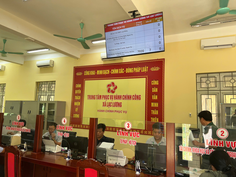 Giải quyết thủ tục hành chính cấp cơ sở. Ảnh: Đình Dũng
