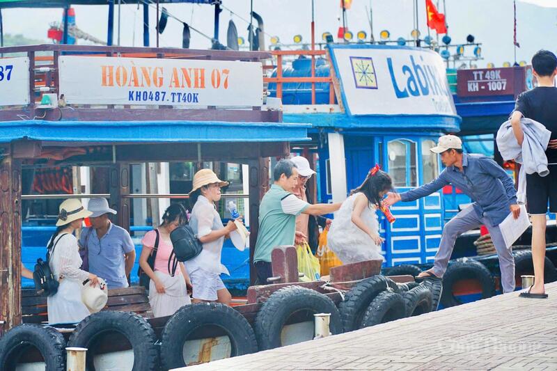 Tỉnh Khánh Hòa đón hơn 907.000 lượt khách dịp lễ. Ảnh: Lê Sơn