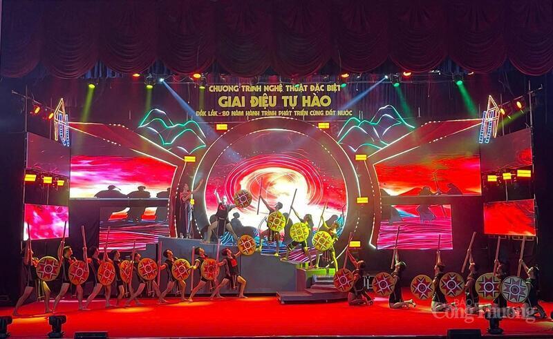 Chương trình nghệ thuật với chủ đề “Giai điệu tự hào” được tổ chức ở phường Buôn Ma Thuột. Ảnh: Hoàng Nguyên
