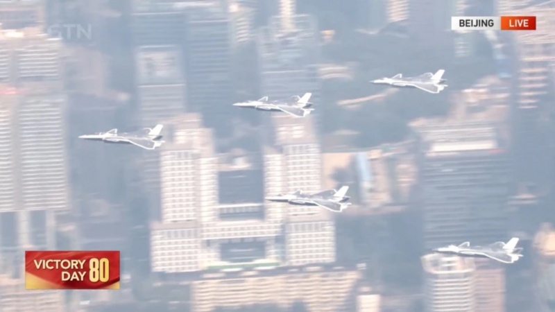 Các tiêm kích J-16D, J-20, J-35A, J-20S và J-20A xếp hình chữ V trên bầu trời. Ảnh: CCTV