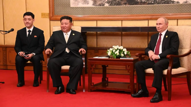Tổng thống Nga Vladimir Putin (phải) gặp lãnh đạo Triều Tiên Kim Jong-un tại Bắc Kinh ngày 3/9. Ảnh: LIFE