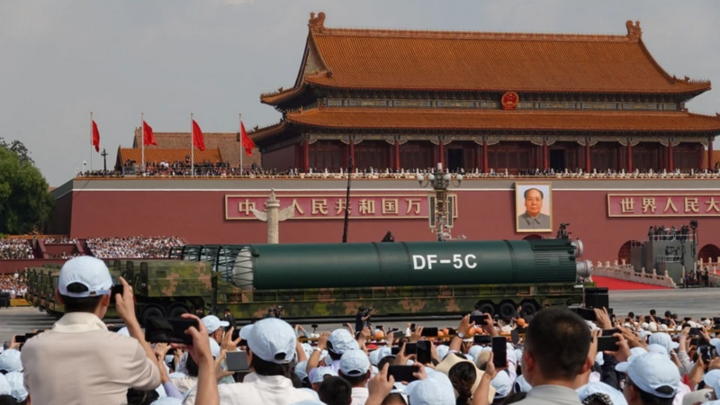 Dàn tên lửa tân tiến được trình diễn trong lễ duyệt binh. Ảnh: CCTV