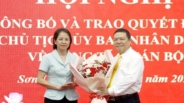 Đồng chí Dương Tú Anh - Trưởng ban Nội chính Tỉnh ủy tặng hoa chúc mừng ông Thào A Só (Ảnh: Báo Sơn La)