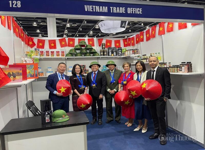 Ngay sau lễ khai mạc, đông đảo khách tham quan tham quan gian hàng của Thương vụ