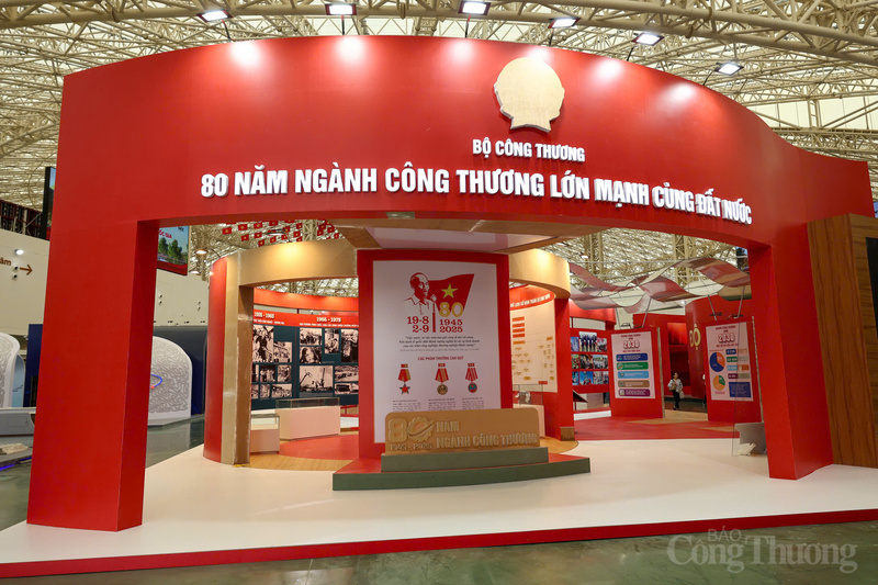 Không gian trưng bày “80 năm ngành Công Thương lớn mạnh cùng đất nước” nằm trong khuôn khổ Triển lãm. Ảnh: Thanh Thảo