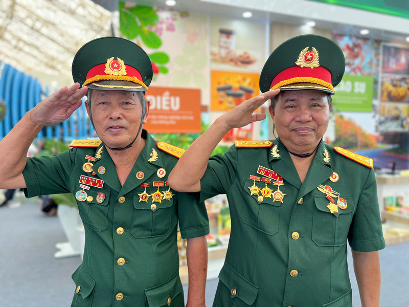 Bác Nguyễn Đức Nghiên và Trần Bá Dương tham quan gian hàng trưng bày ngành Công Thương tại triển lãm. Ảnh: Thanh Thảo