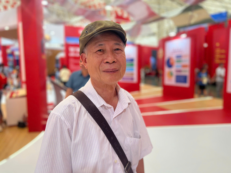 Ông Trần Phương Quán hào hứng chia sẻ về những đổi mới của ngành Công Thương khi tham quan triển lãm. Ảnh: Thanh Thảo