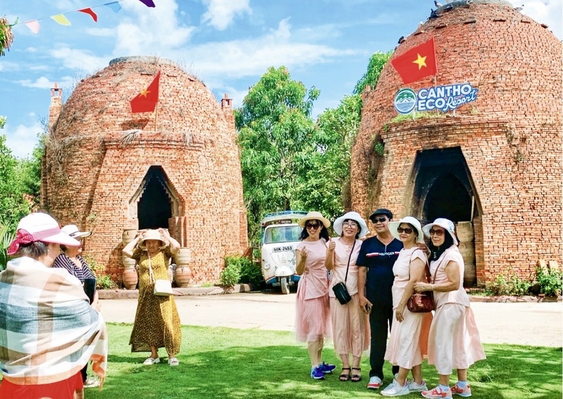 Du khách trong và ngoài nước đến Cần Thơ tham quan và trải nghiệm tại các điểm khu du lịch sinh thái