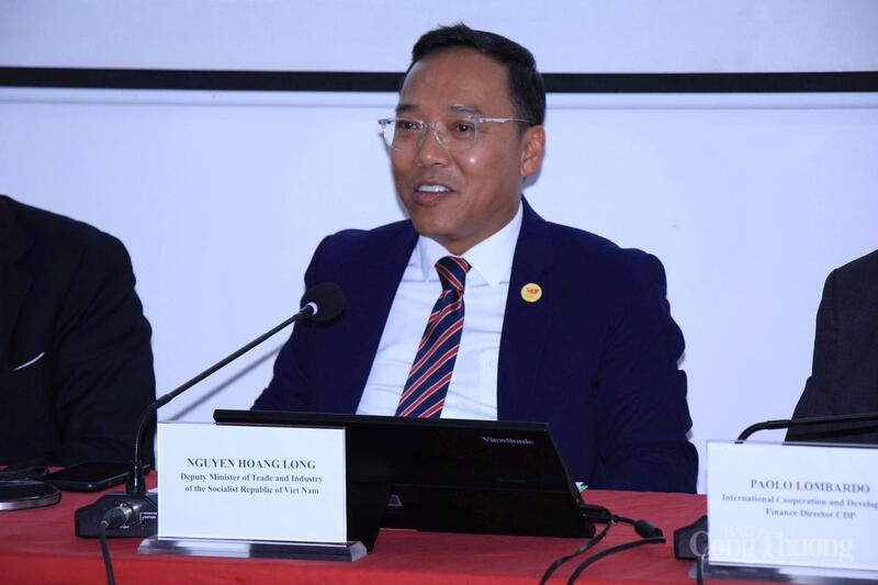 Thứ trưởng Bộ Công Thương Nguyễn Hoàng Long nhấn mạnh, quan hệ Việt Nam - Italia có nhiều tiềm năng hợp tác, đặc biệt trong lĩnh vực năng lượng và chuyển đổi xanh. Việt Nam đang triển khai Quy hoạch điện VIII điều chỉnh với mục tiêu phát thải ròng bằng 0 vào năm 2050, mở ra cơ hội lớn cho doanh nghiệp quốc tế, trong đó có Italia. Thứ trưởng khẳng định, Bộ Công Thương sẵn sàng tạo điều kiện, thúc đẩy kết nối để các doanh nghiệp hai nước cùng triển khai dự án hiệu quả, bền vững.