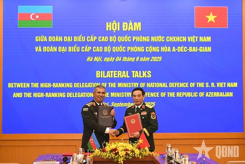 Hai Bộ trưởng đã ký kết Ý định thư về hợp tác đào tạo quân nhân. Ảnh: QĐND