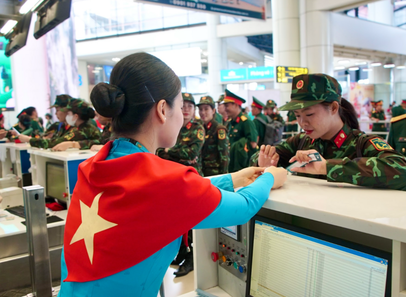 Tại đây, các chiến sĩ được nhân viên của Vietnam Airlines hướng dẫn làm thủ tục để lên chuyến bay VN9213 cất cánh lúc 14h00 ngày 3/9.
